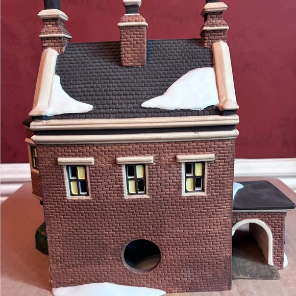 Dept 56 Dickens Village Series “Dursley Manor” #58329, 1995 - Picture 6 of 11